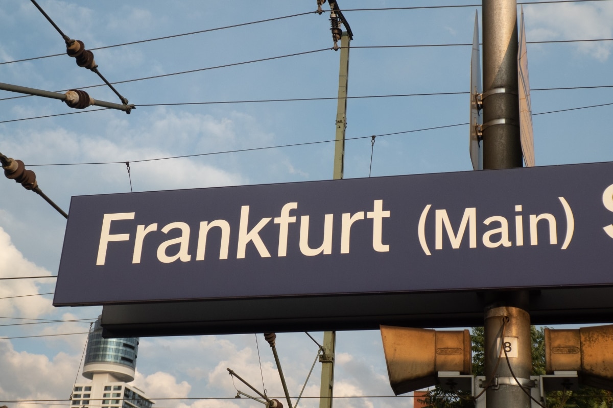 Frankfurt station sign