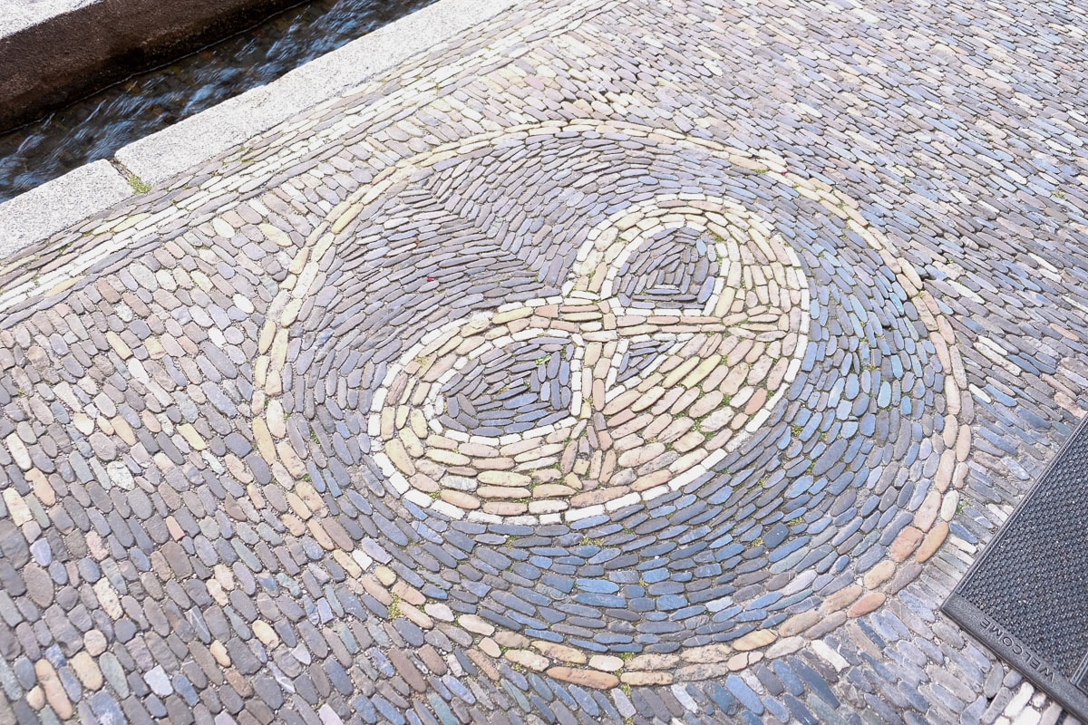 Pretzel made out of stones in sidewalk