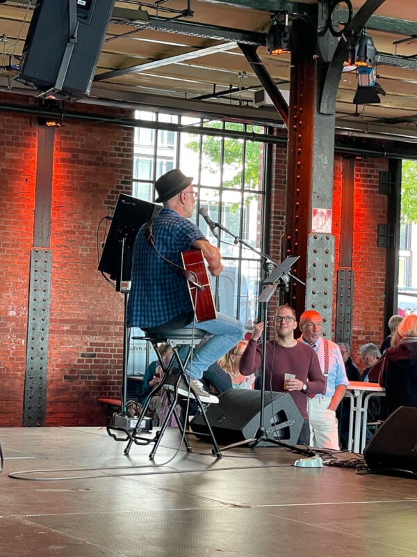 performer in the Fischauktionshalle 